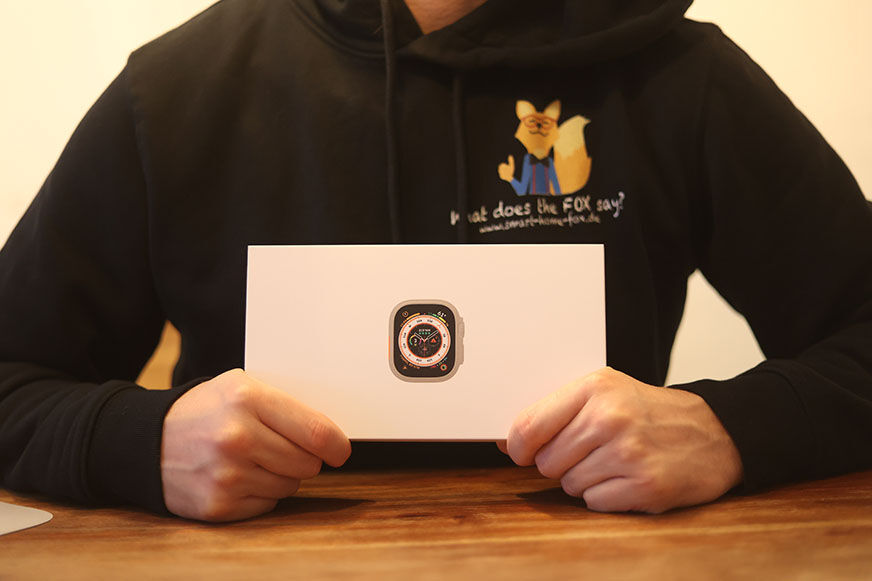 Man sieht die Verpackung der Apple iWatch Ultra.. 